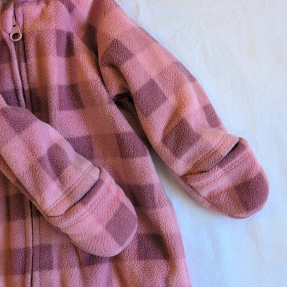 old navy pink gingham double layer fleece zip-up bunting suit with mitts 3-6 m - Picture 3 of 8